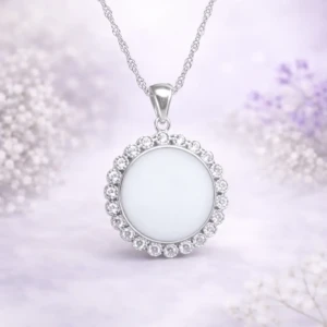 Bijou Voyage lacté artisanal en lait maternel résiné blanc sur fond blanc