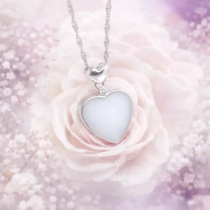 Bijou Au coeur du lait artisanal en lait maternel résiné blanc sur fond blanc