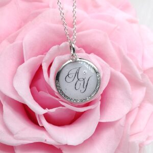 Bijou Lait d'amour artisanal en lait maternel résiné blanc sur fond blanc