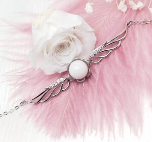 Bijou en lait maternel blanc nacré artisanal sur fond rose Douce Symbiose