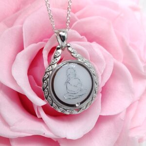 Bijou Premiers instants artisanal en lait maternel résiné blanc sur fond blanc