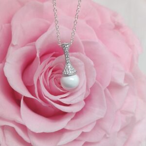 Collier d'éternité en résine de lait maternel blanc nacré sur chaîne, fond blanc