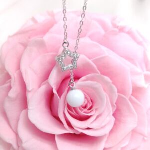 Collier Lait d'étoile en résine de lait maternel blanc nacré sur chaîne, fond blanc