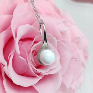 Collier Première goutte en résine de lait maternel blanc nacré sur chaîne, fond blanc