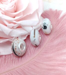 Fond floral rose pour bijoux lait maternel Douce Symbiose