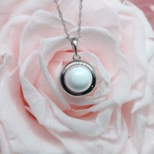 Collier Lait'ssence pure en résine de lait maternel blanc nacré sur chaîne, fond blanc