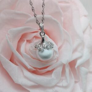 Collier tétée'rnel en résine de lait maternel blanc nacré sur chaîne, fond blanc