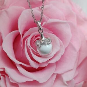 Collier tétée'rnel en résine de lait maternel blanc nacré sur chaîne, fond blanc