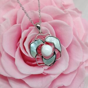 Collier Rose de lait'ternité en résine de lait maternel blanc nacré sur chaîne, fond blanc