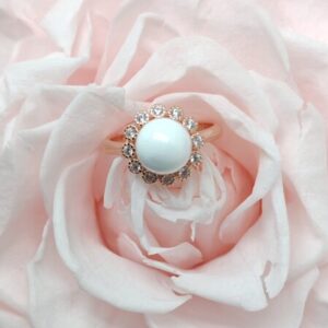 Bague "ce qui reste "- en résine lait maternel blanc, monture argentée sur fond blanc