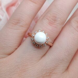 Bague "ce qui reste "- en résine lait maternel blanc, monture argentée sur fond blanc