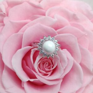 Bague mémoire de toi- Lait maternel résiné ou en poudre en résine lait maternel blanc, monture argentée sur fond blanc