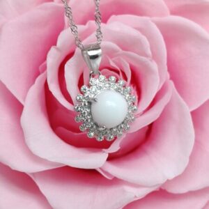 Collier Ilina en résine de lait maternel blanc nacré sur chaîne, fond blanc