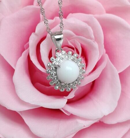 Collier Ilina en résine de lait maternel blanc nacré sur chaîne, fond blanc