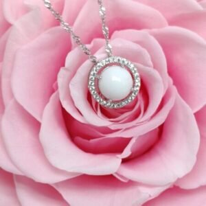 Collier Yuna en résine de lait maternel blanc nacré sur chaîne, fond blanc