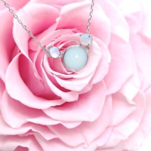 Collier Lénora en résine de lait maternel blanc nacré sur chaîne, fond blanc