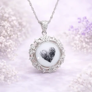 Bijou Tendre souvenir artisanal en lait maternel résiné blanc sur fond blanc