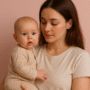 Une maman et son bébé dans les bras
