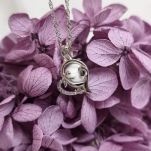 Collier Instant éternel en résine de lait maternel blanc nacré sur chaîne, fond blanc